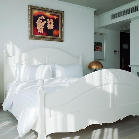 Art Mai Gallery Nimman Hotel Chiang Mai Eksteriør bilde A bed with a bed skirt