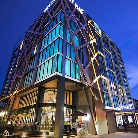 Art Mai Gallery Nimman Hotel Chiang Mai Eksteriør bilde The hotel at night