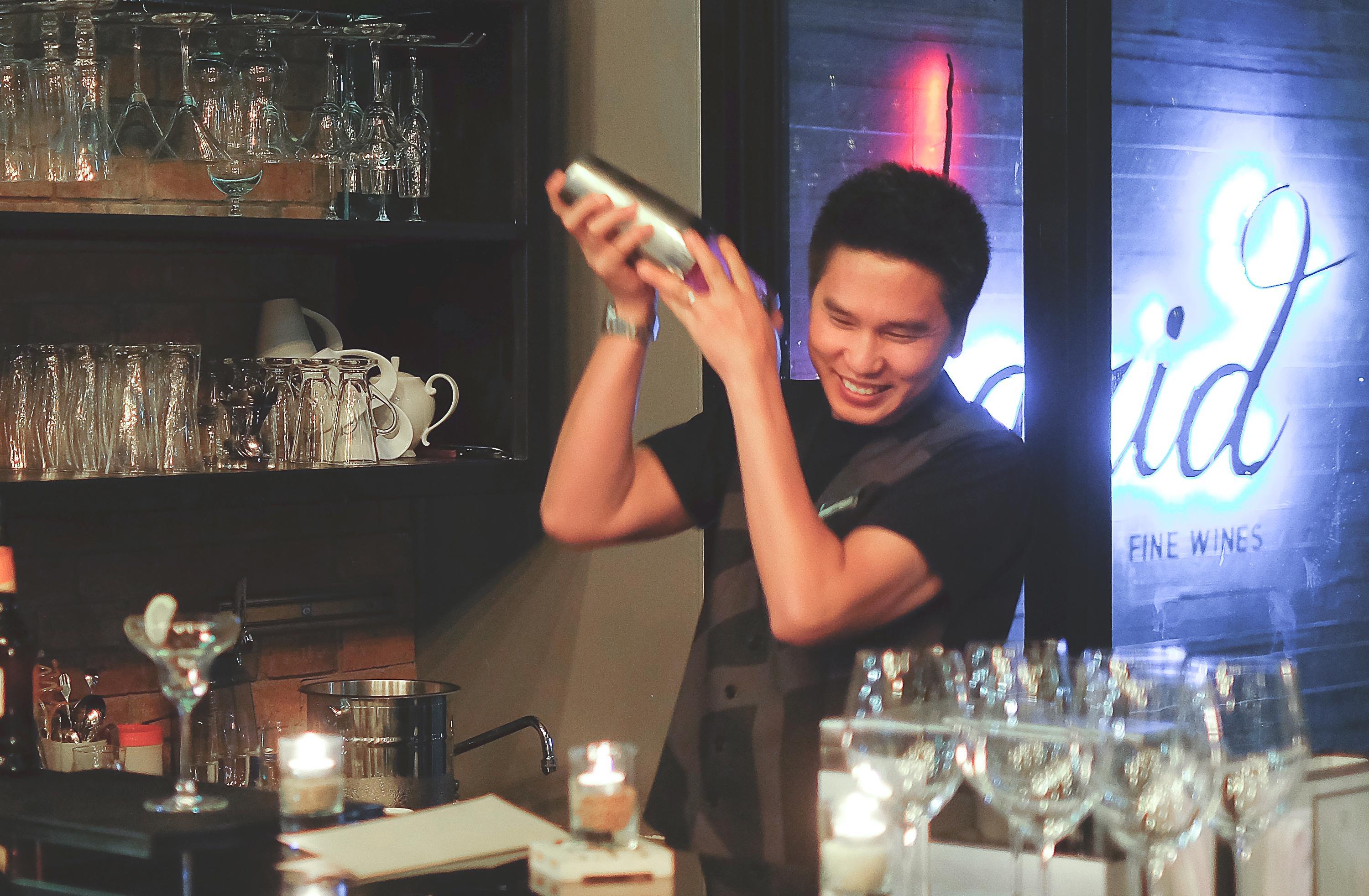 Art Mai Gallery Nimman Hotel Chiang Mai Eksteriør bilde A bartender shaking a cocktail