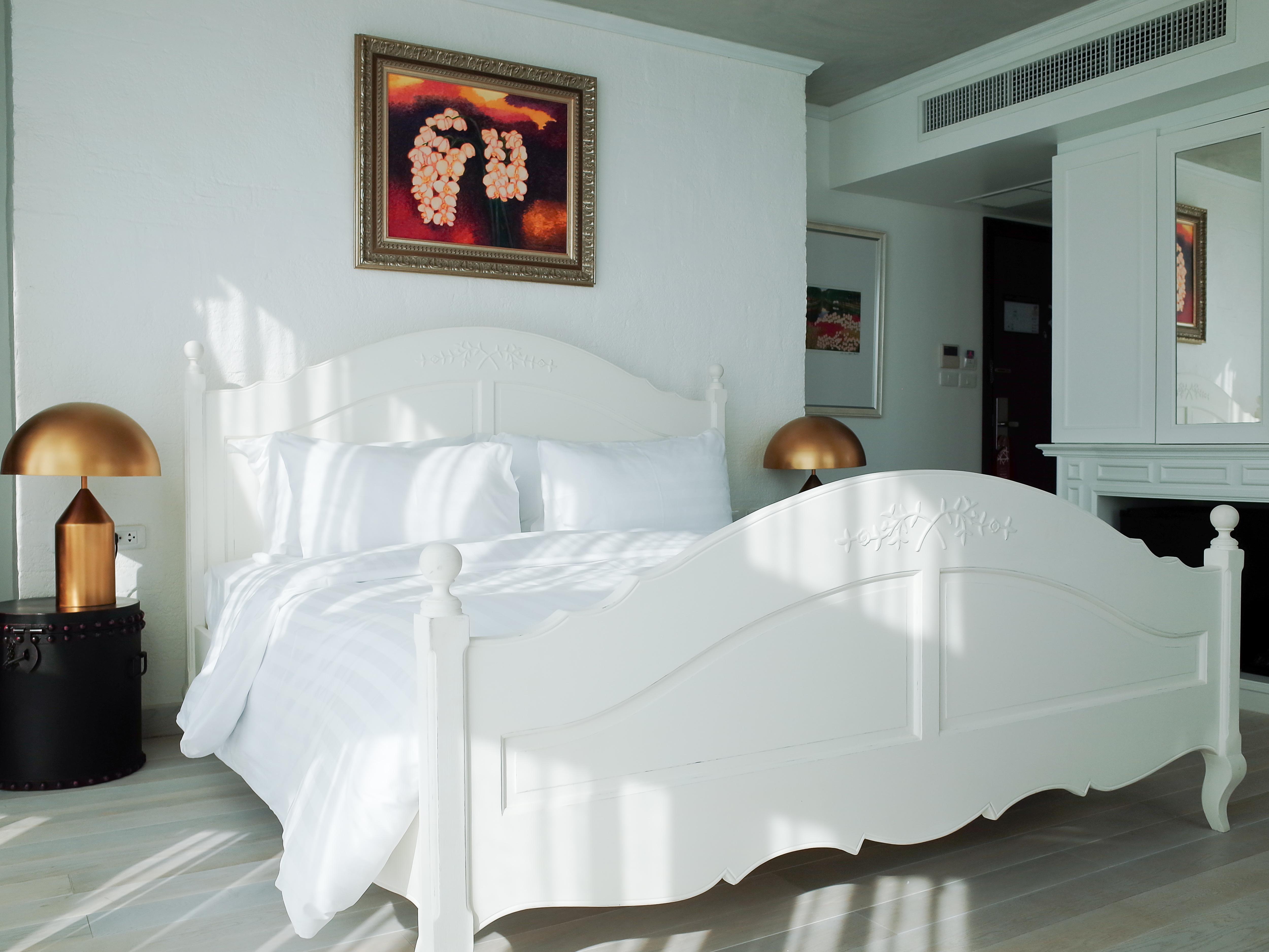 Art Mai Gallery Nimman Hotel Chiang Mai Eksteriør bilde A bed with a bed skirt