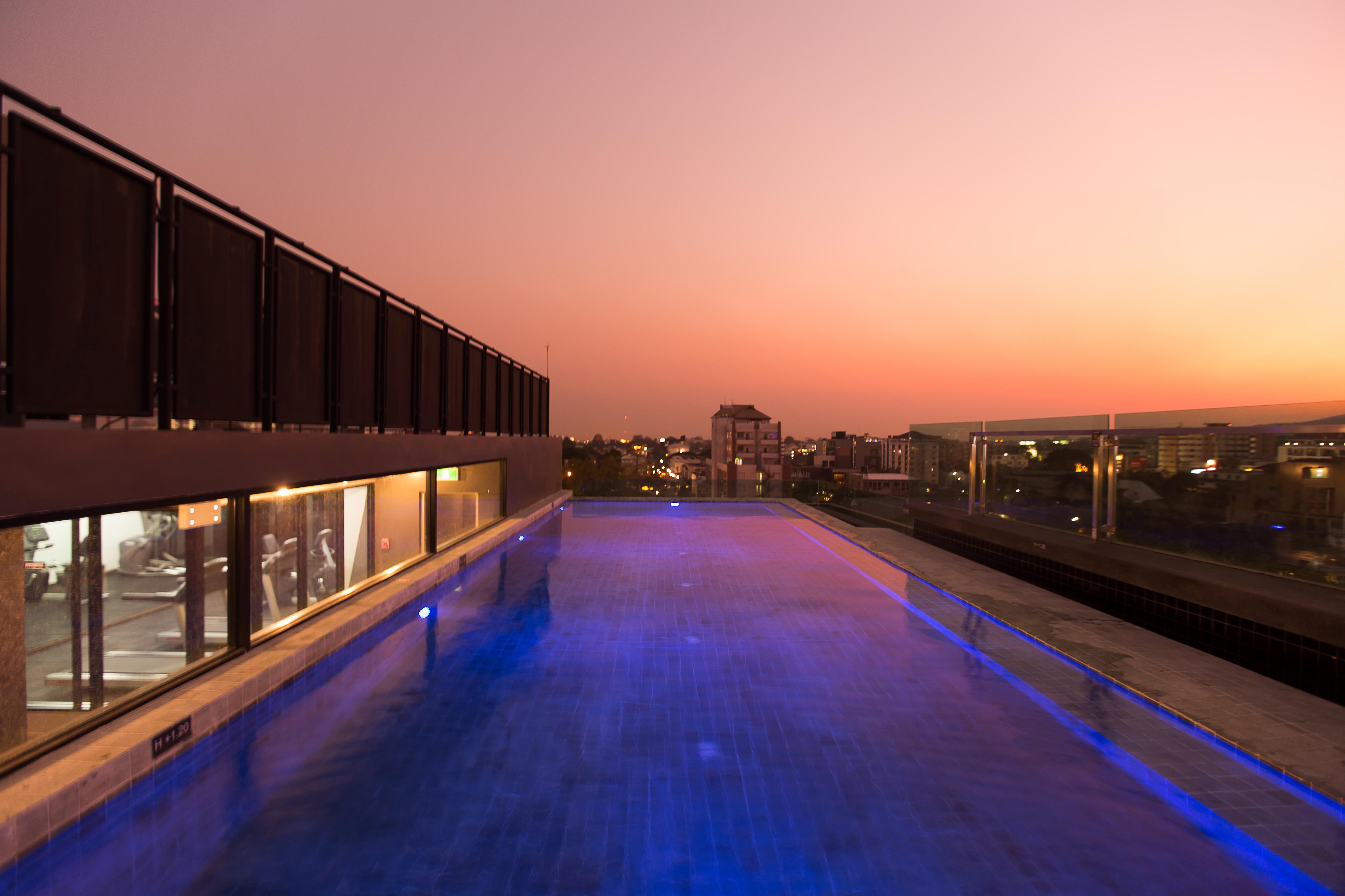 Art Mai Gallery Nimman Hotel Chiang Mai Eksteriør bilde Rooftop pool at the hotel