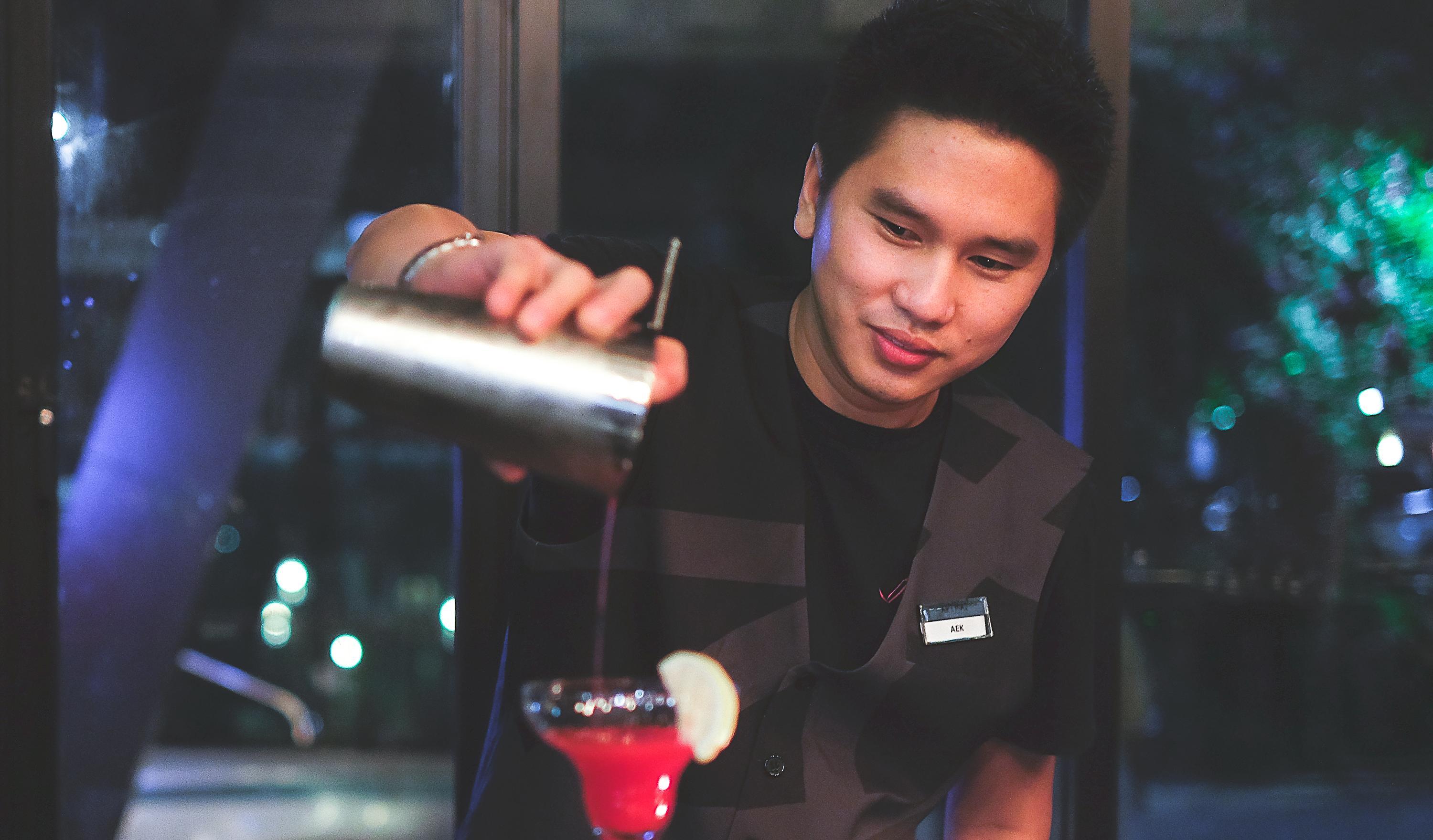Art Mai Gallery Nimman Hotel Chiang Mai Eksteriør bilde A bartender at work