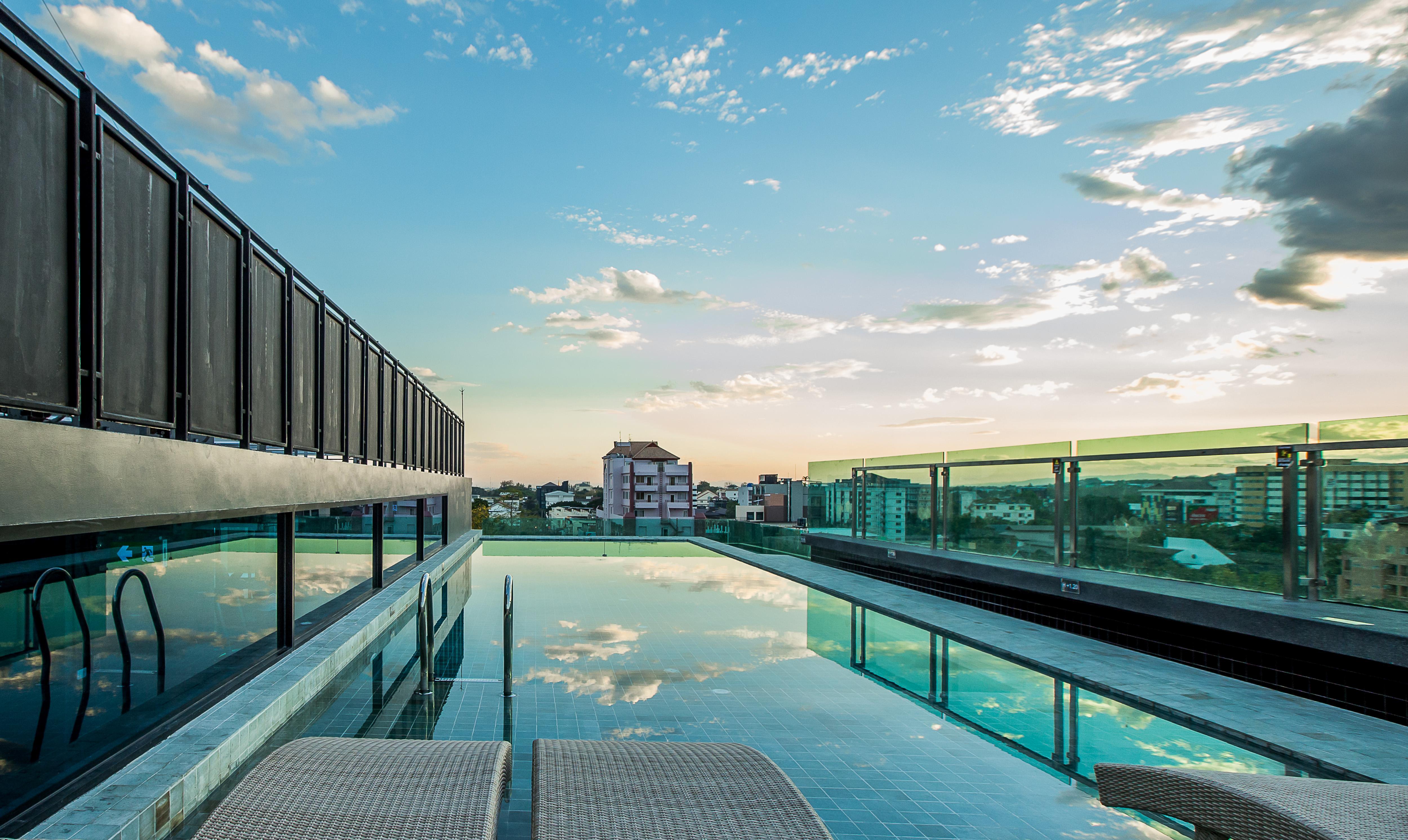 Art Mai Gallery Nimman Hotel Chiang Mai Eksteriør bilde The rooftop pool at the hotel