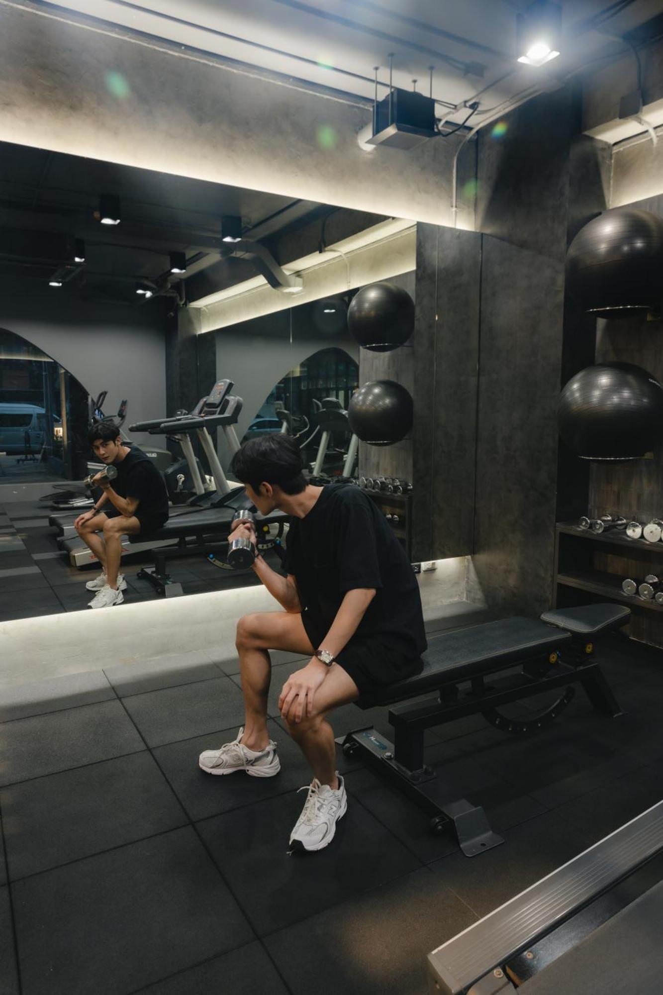 Art Mai Gallery Nimman Hotel Chiang Mai Eksteriør bilde A man in a gym