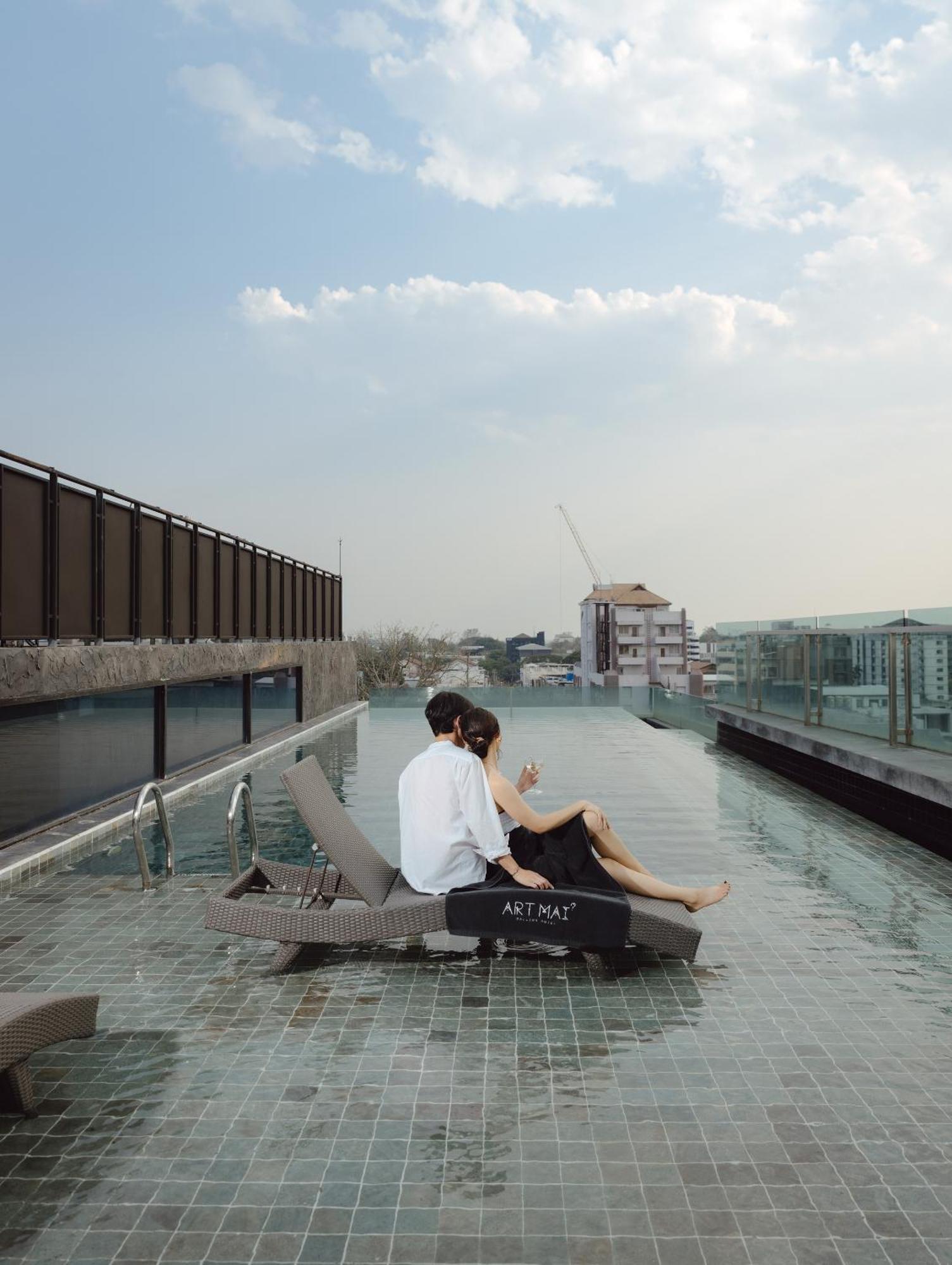 Art Mai Gallery Nimman Hotel Chiang Mai Eksteriør bilde Rooftop pool at the hotel