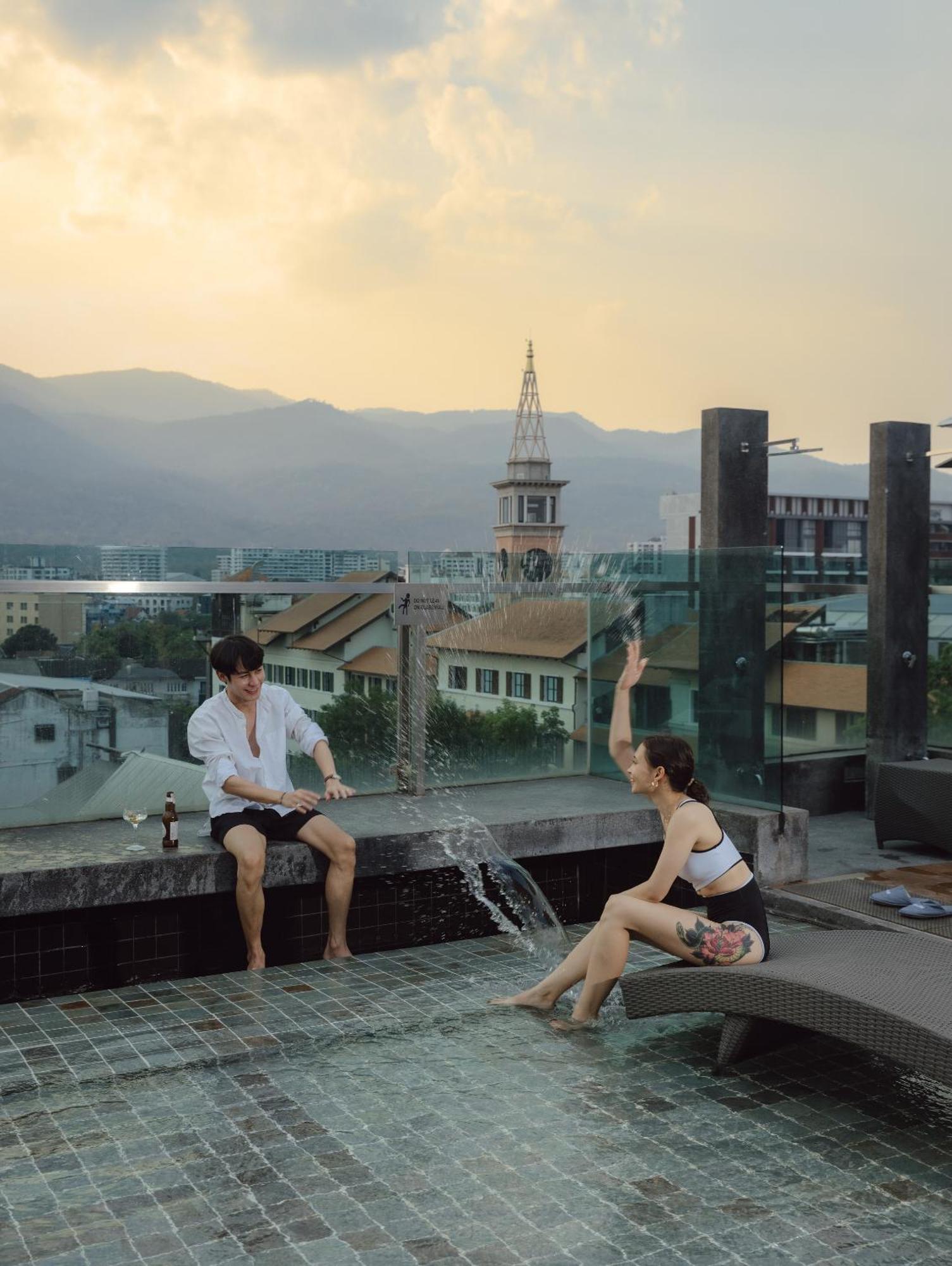Art Mai Gallery Nimman Hotel Chiang Mai Eksteriør bilde Rooftop fountain in the hotel