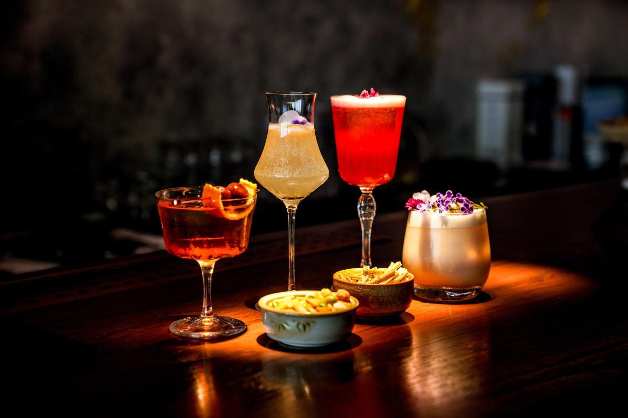 Art Mai Gallery Nimman Hotel Chiang Mai Eksteriør bilde Cocktails at the bar