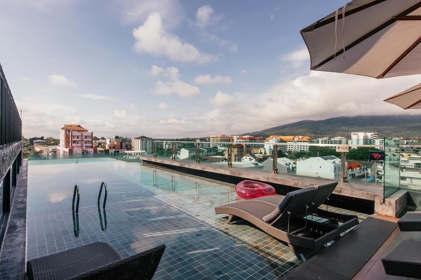Art Mai Gallery Nimman Hotel Chiang Mai Eksteriør bilde Rooftop pool at the hotel