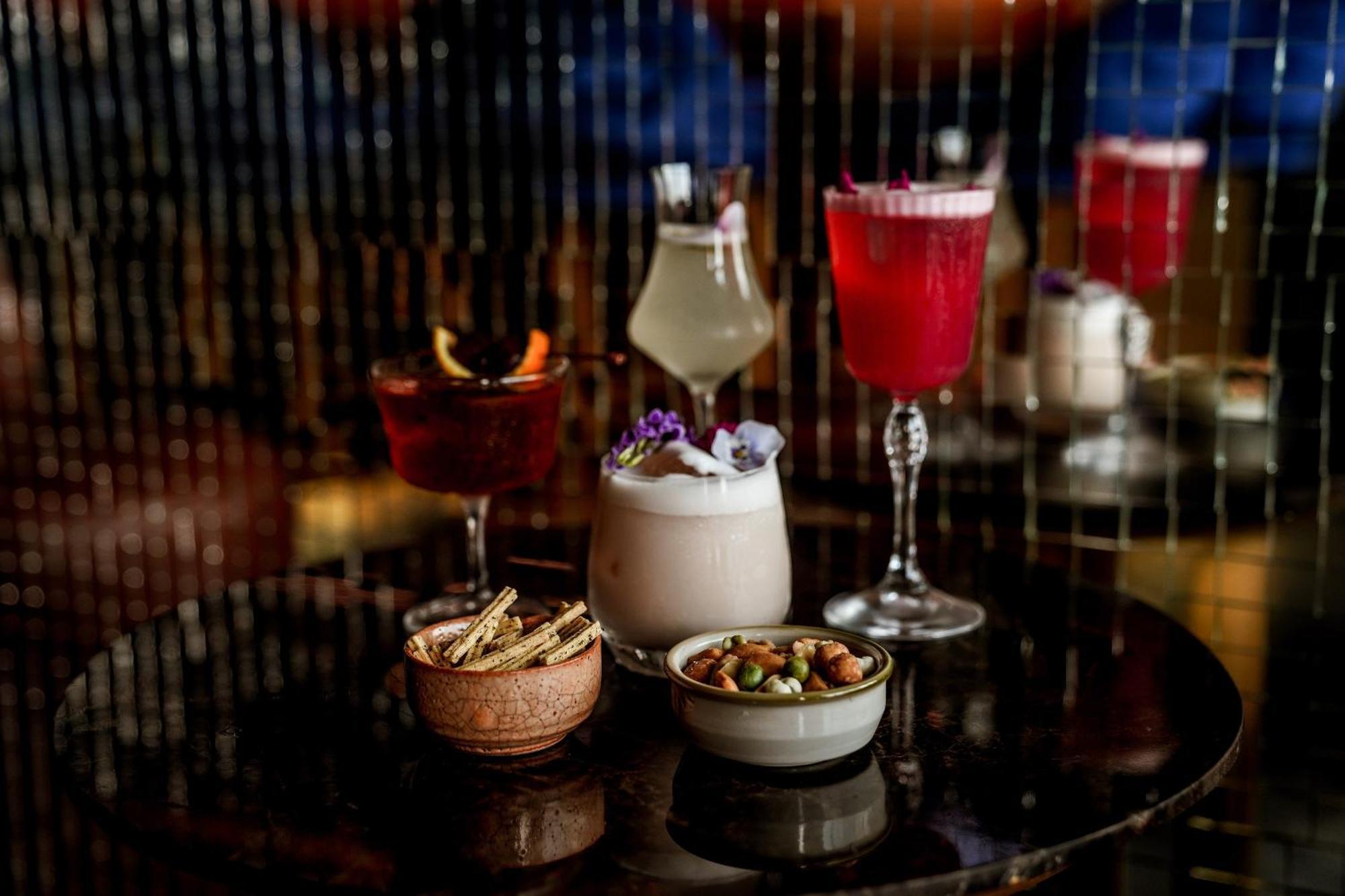 Art Mai Gallery Nimman Hotel Chiang Mai Eksteriør bilde A selection of cocktails at the bar