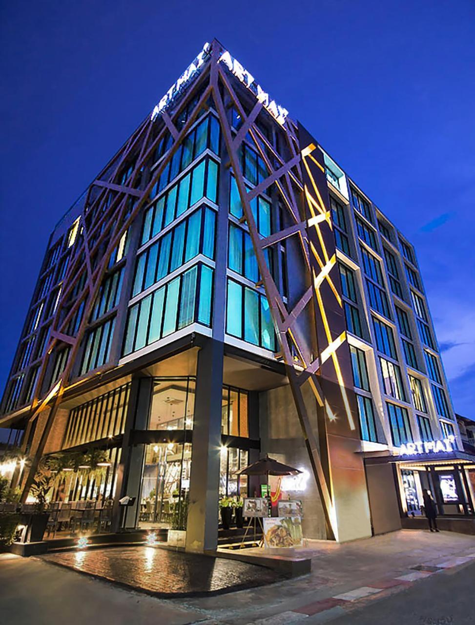 Art Mai Gallery Nimman Hotel Chiang Mai Eksteriør bilde The hotel at night